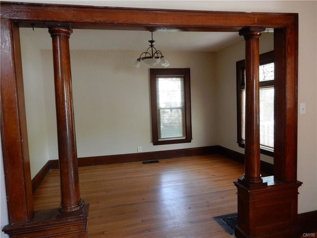 Building Photo - 618 S Beech St