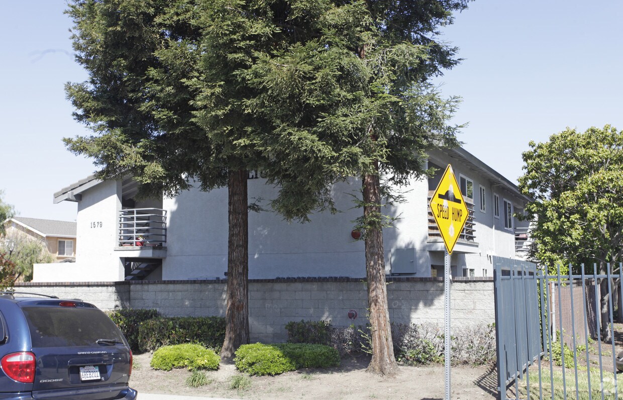 Julius Manor Apartments in San Leandro, CA