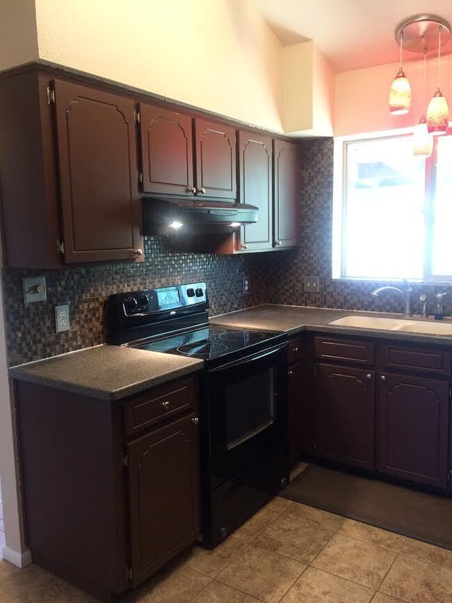 Building Photo - ADORABLE 3BR/2BA W/LARGE STORAGE WORKSHOP!