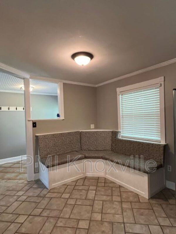 Building Photo - 612 W Meadecrest Dr