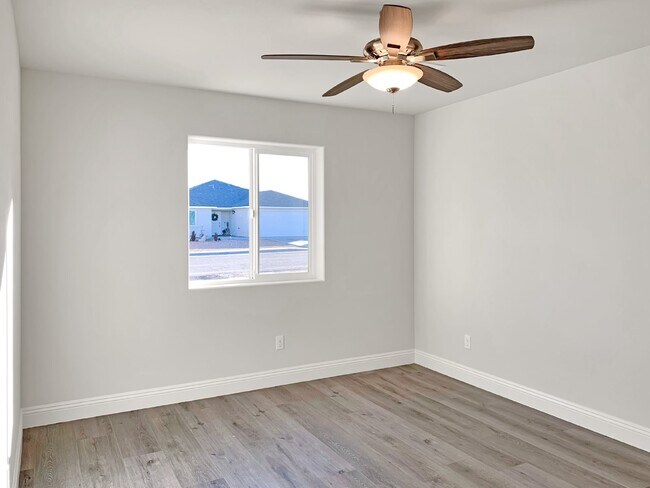 Building Photo - 1028 W Langley Ave