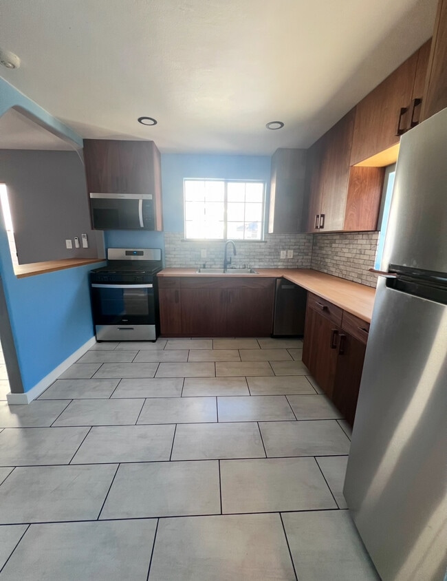 Building Photo - 3547 E Green St