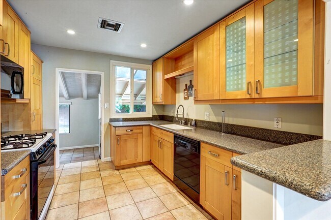 Building Photo - 5863 Alonzo Ave