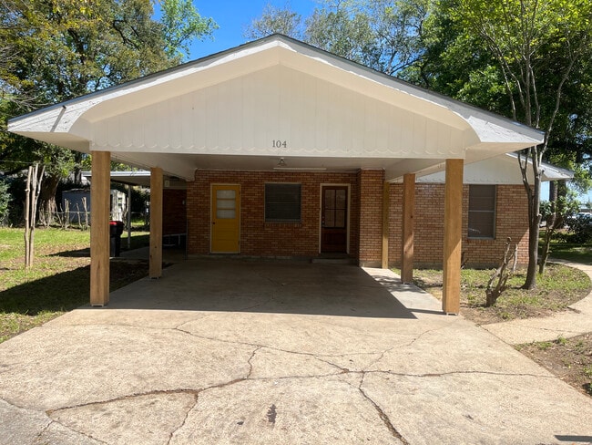 Sid of House - 104 Shady Oaks Dr