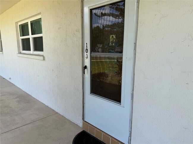 Foto del edificio - 245 Center Rd