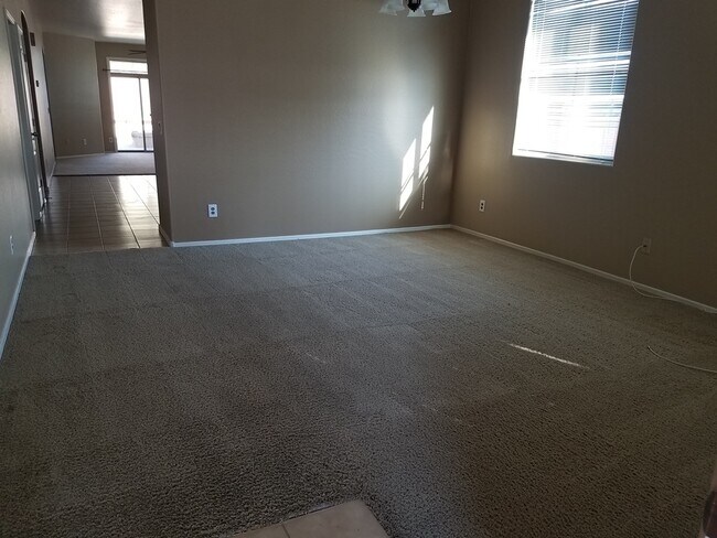 Building Photo - 4 bedroom 2 bath home in Canyon Trails