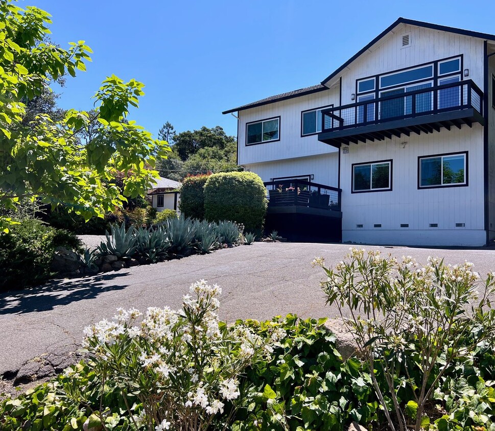 Primary Photo - 4640 Montgomery Dr