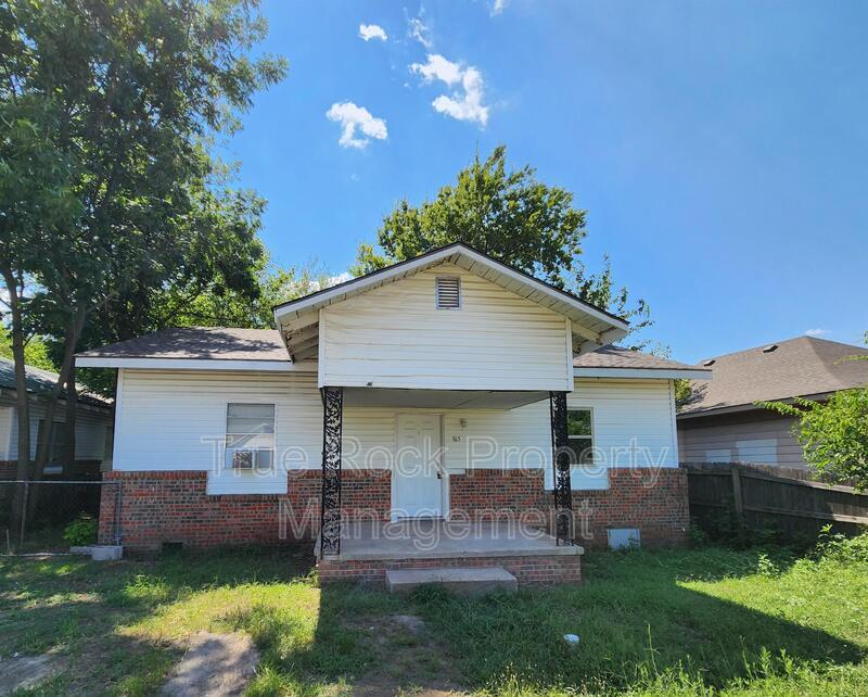 Primary Photo - 915 N Highland Ave