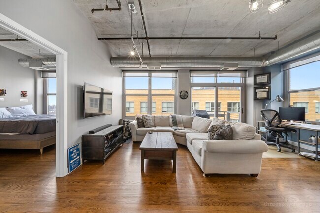 Building Photo - 933 W Van Buren St