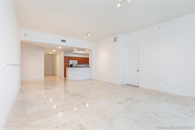 Foto del edificio - 15051 Royal Oaks Ln