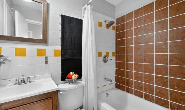 Building Photo - 1900 Hilltop Dr