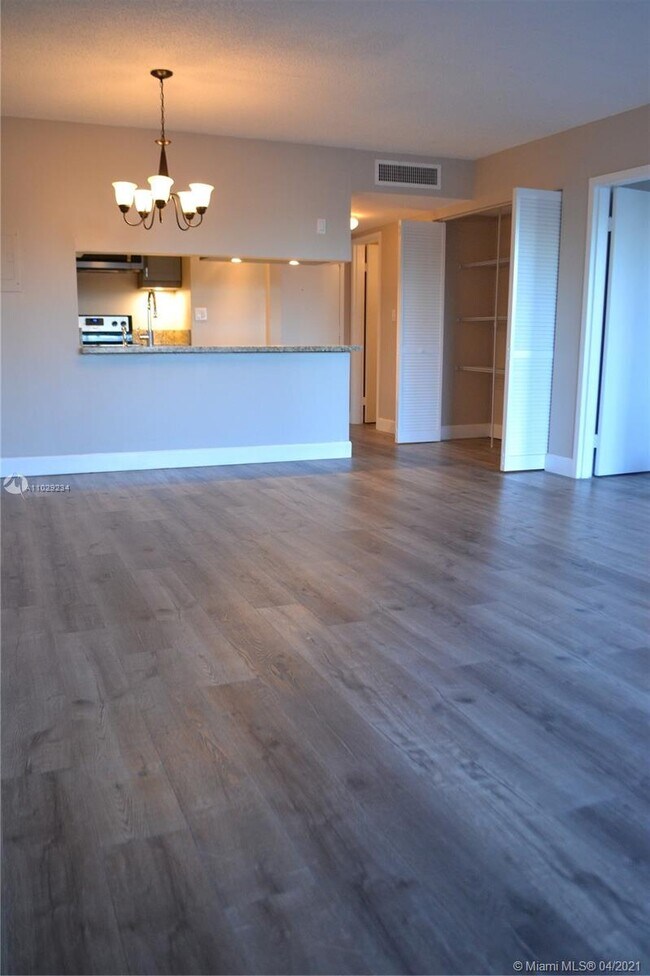 Foto del edificio - 2935 NE 163rd St