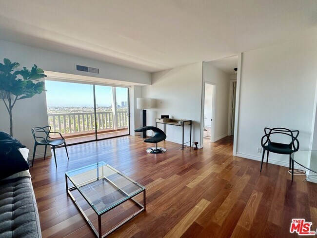 Building Photo - 999 N Doheny Dr