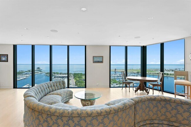 Building Photo - 1 Beach Dr SE