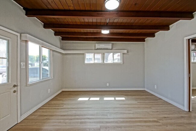 Foto del edificio - 1534 Mathews Ave