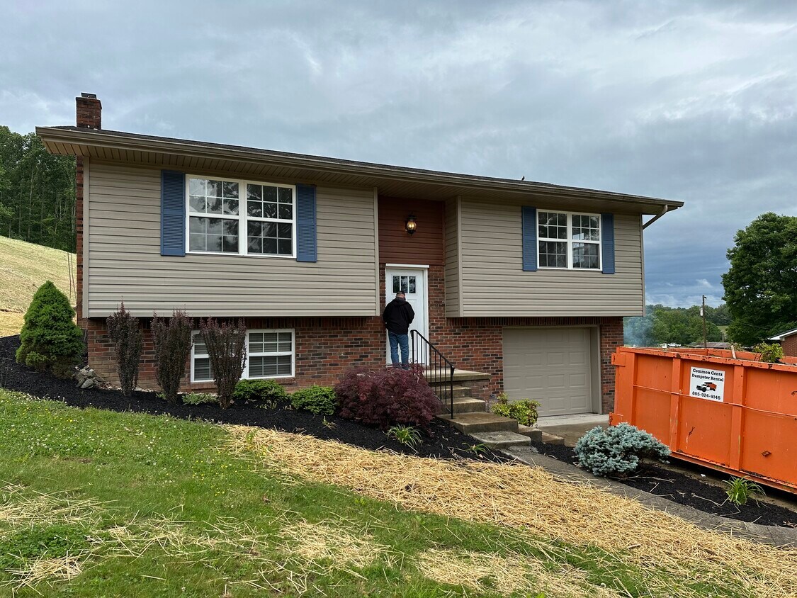 Foto principal - 206 Russell Rd S