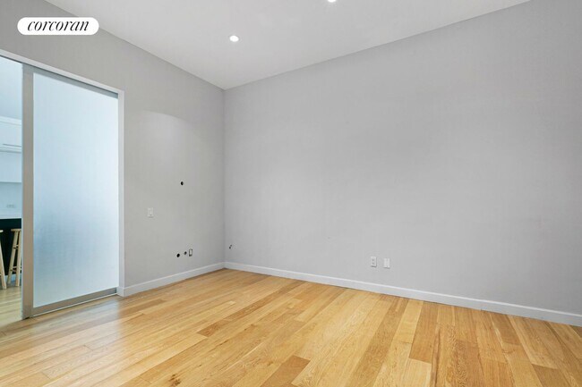 Foto del edificio - 2728-28 Thomson Ave