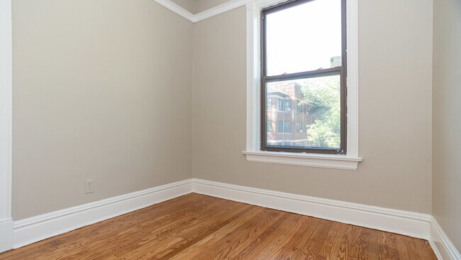 Building Photo - 5329 N Glenwood Ave