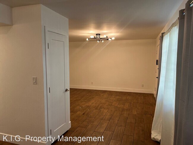 Building Photo - 2 br, 1 bath Apartment - 8517 Cedros Ave. ...