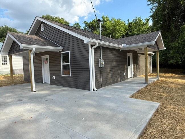 Building Photo - 836 Truman St