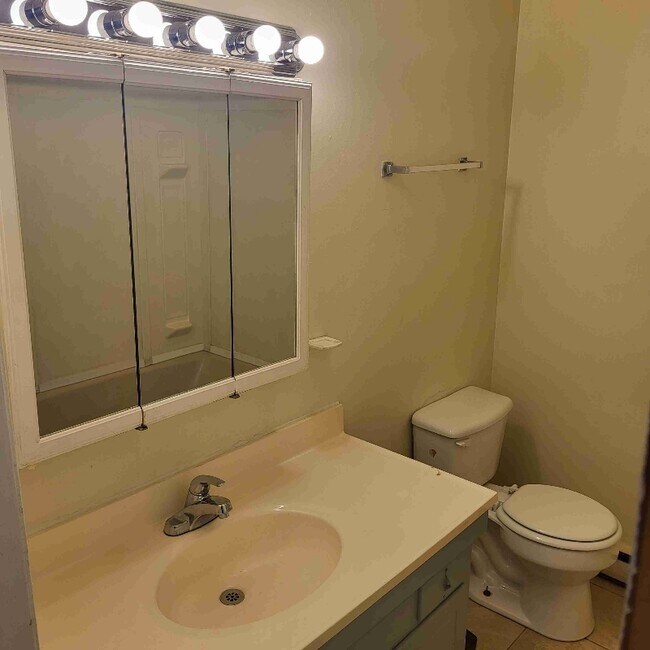 Building Photo - 1003 Colonial Dr