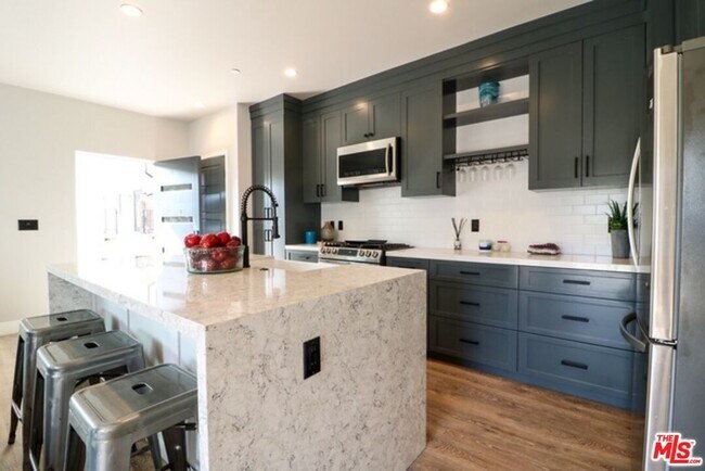 Foto del edificio - 1249 S Plymouth Blvd