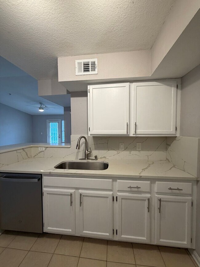 Foto del edificio - Newly Upgraded and Spacious 2B/2B Unfurnished Condo near Beach in Destin!