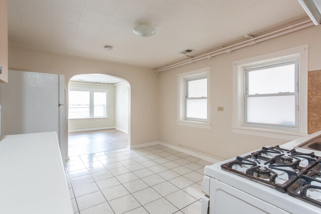 Building Photo - 3228 N Lawndale Ave