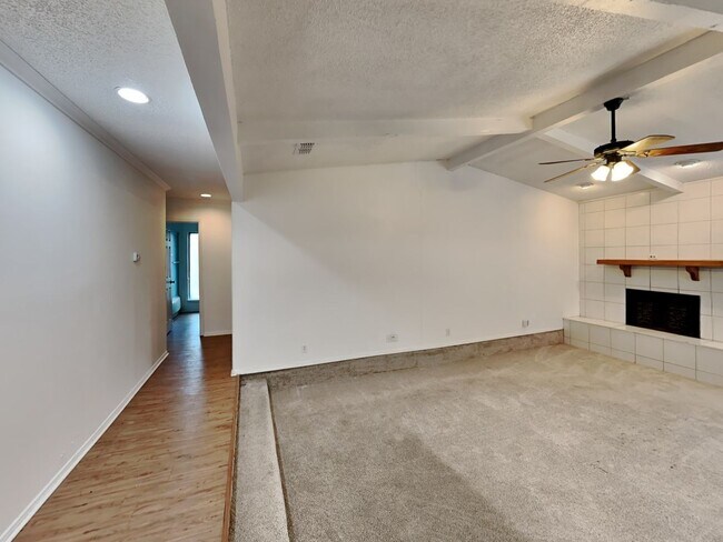Foto del edificio - 3033 Mossy Oak Ln