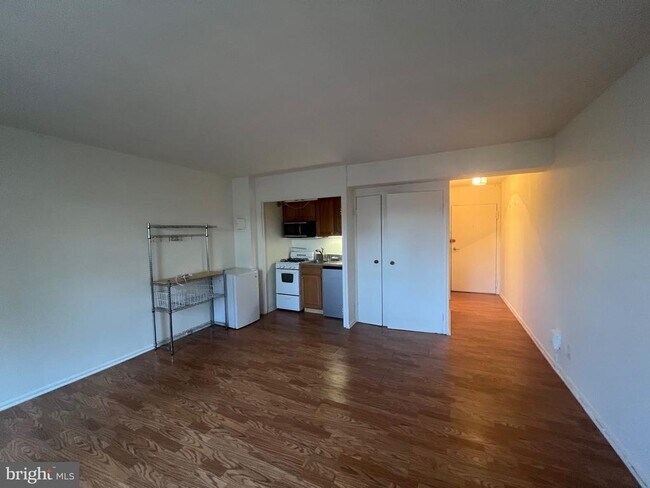 Foto del edificio - 1801 Clydesdale Pl NW
