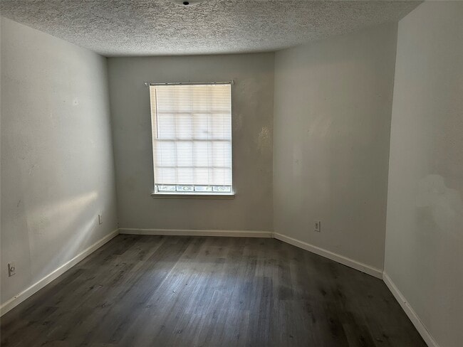 Building Photo - 9700 Leawood Blvd