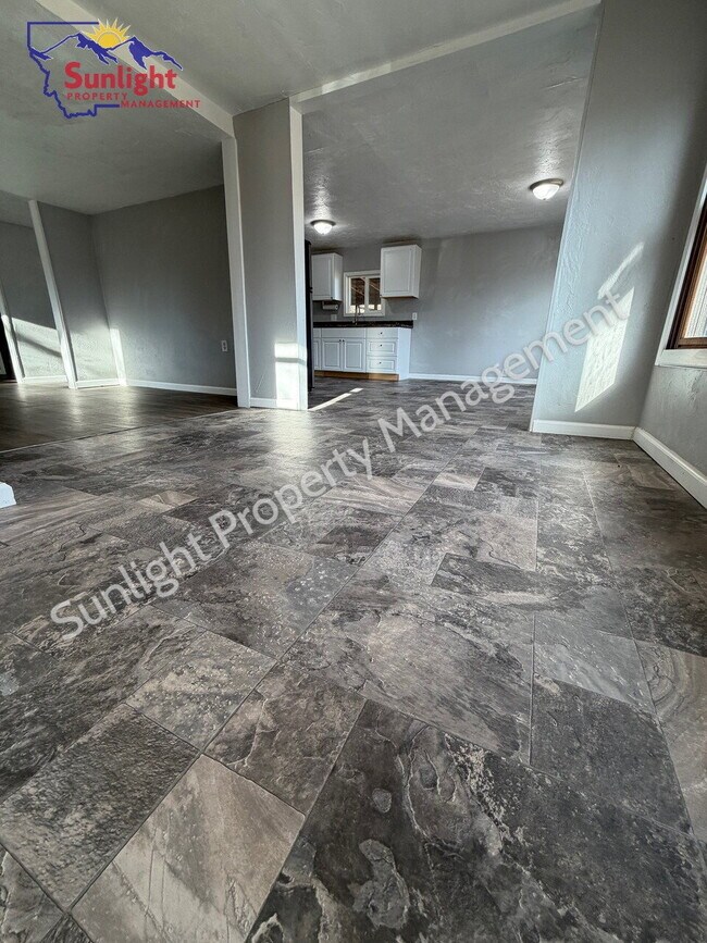 Foto del edificio - Spacious 5-Bedroom Home with Open Layout, Off-Street Parking & Large Backyard