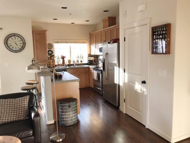 Building Photo - 632 NE Roydon Ln