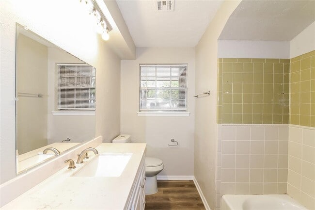 Foto del edificio - 4220 Corbett Dr