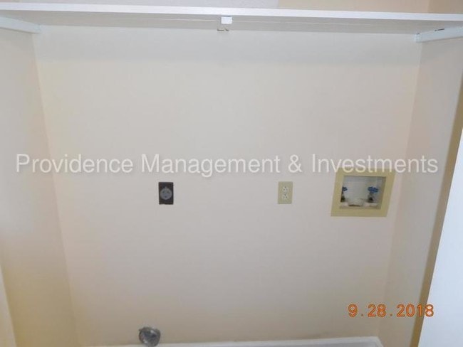 Building Photo - 1428 River Dr