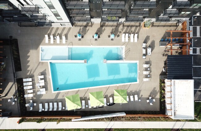 Birds Eye - Piscina - The Quinn Apartments
