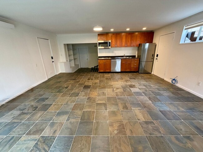 Building Photo - 643 Edna St