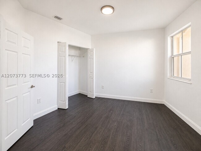 Building Photo - 142 SE 28th Ter
