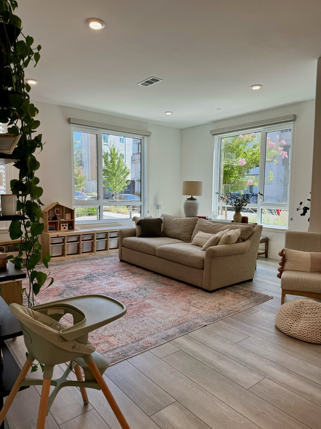 Building Photo - Beautiful Custom 3 Bedroom 2 Bath in Metro...