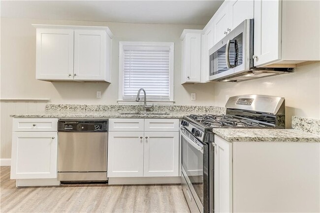 Building Photo - 2407 Baywood Dr SE