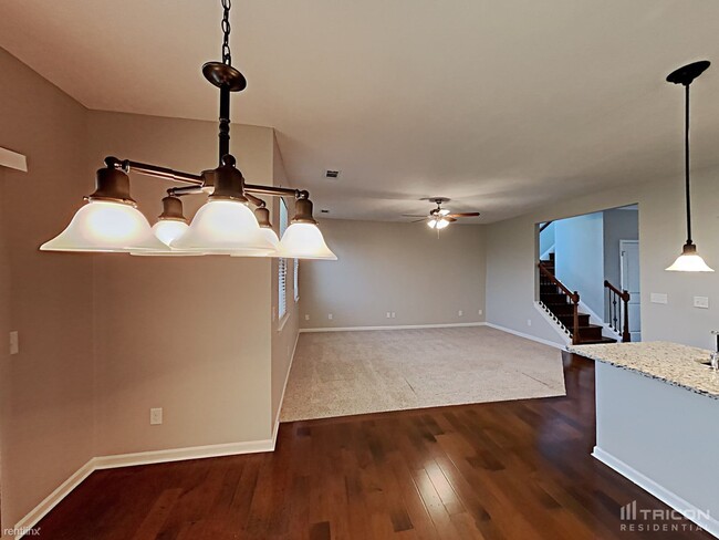 Building Photo - 1637 Robindale Dr