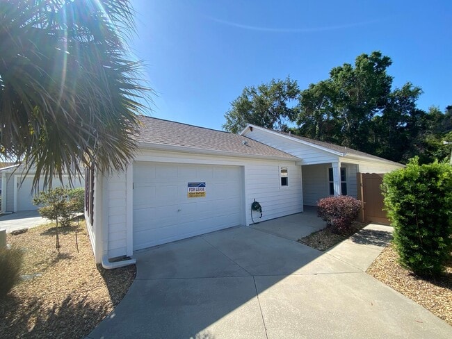 Building Photo - Lovely 3 + 2 Unfurnished ANNUAL Lease In t...