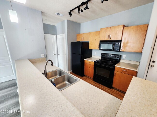 Foto del edificio - 8290 Gate Pkwy W