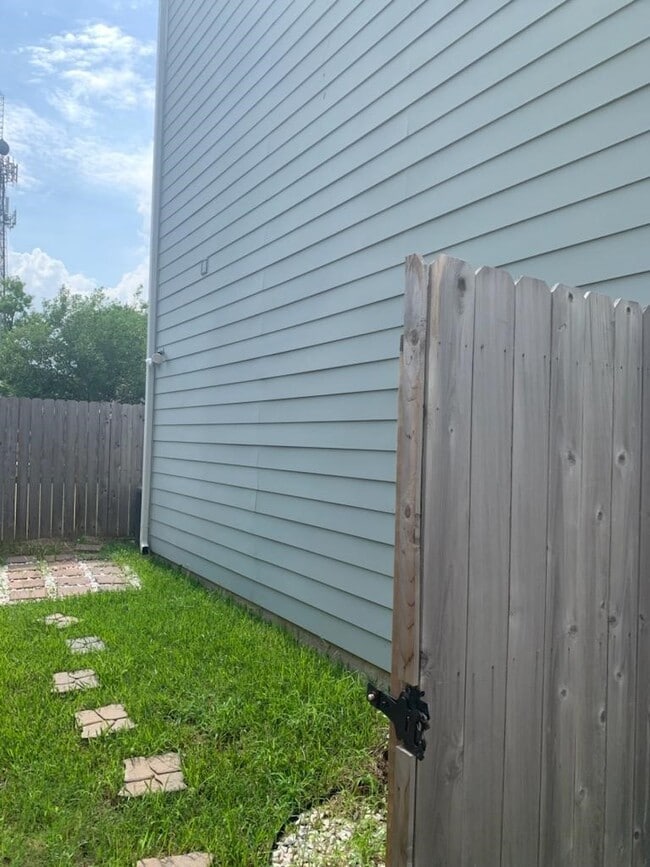 Building Photo - 709 Link Rd