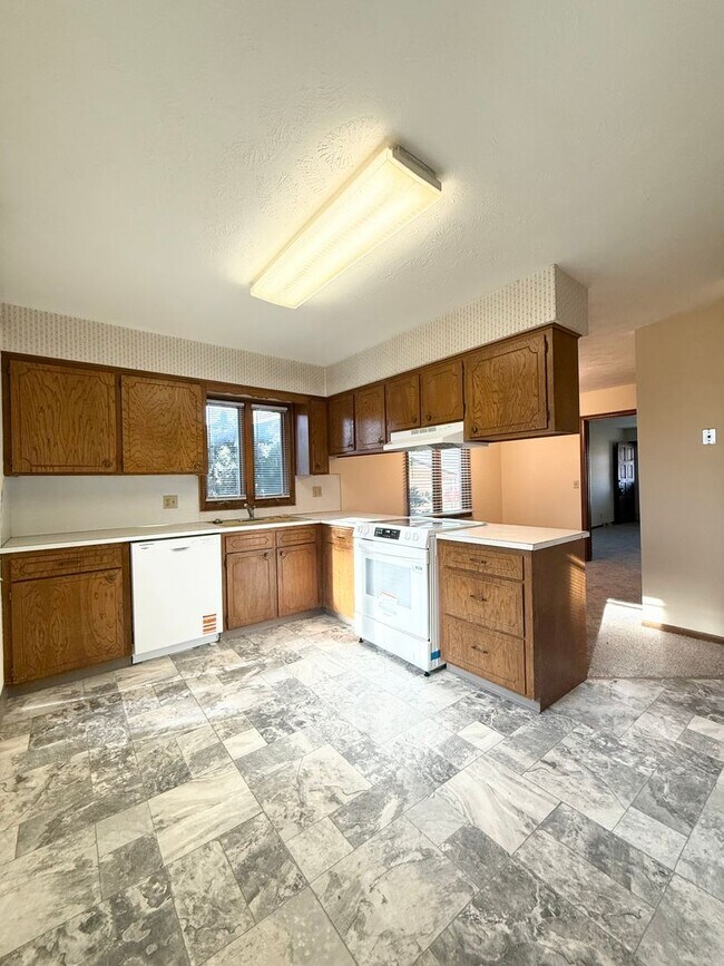 Foto del edificio - Spacious 3 Bedroom Duplex! Available Now!