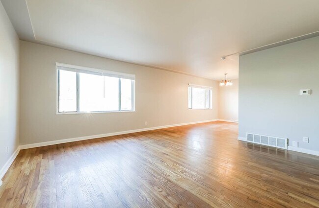 Foto del edificio - 2048 Ironton St