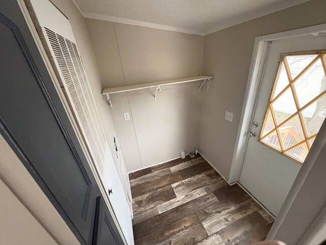 Foto del edificio - 8905 Beechwood Dr