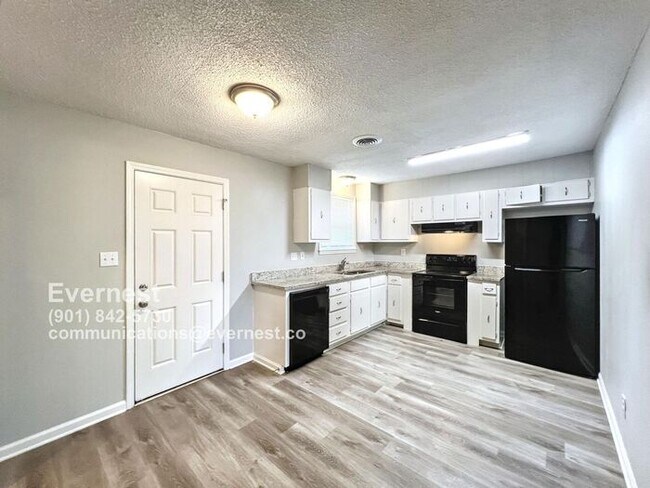 Foto del edificio - 3210 Briarwood Dr