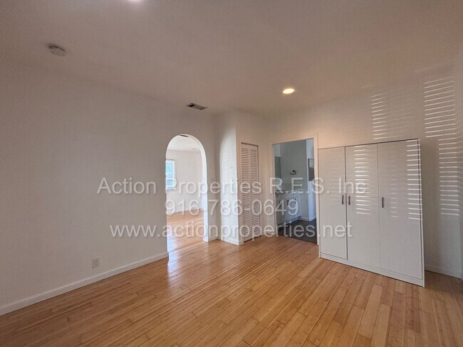 Foto del edificio - Downtown Roseville - 2 Bed, 1 Bath - Single Level Bungalow - Landscaping Included - Utilities Inc...
