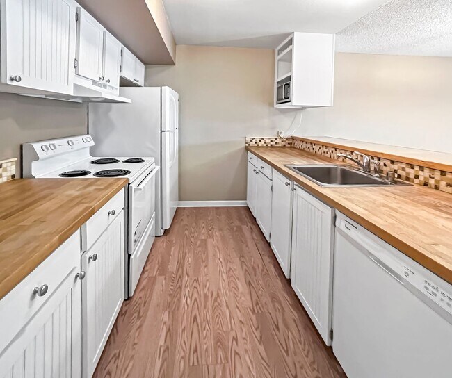 Building Photo - Spacious Condo next to Magnuson Park